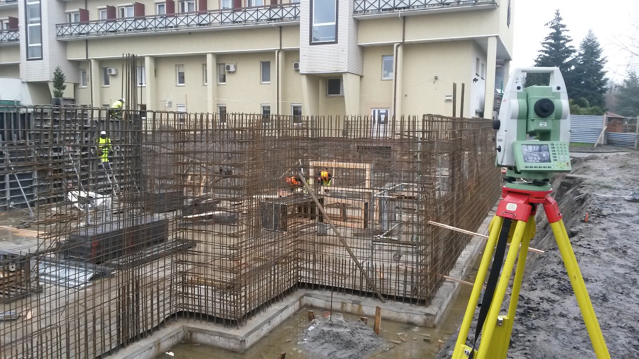 Pomiary przy budobie hotelu uzdrowiskowego w Ciechocinku